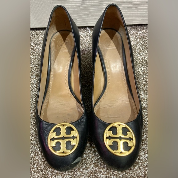 Tory Burch Shoes - Women’s Tory Burch Black Close Toe Wedges With Gold Logo Size 9